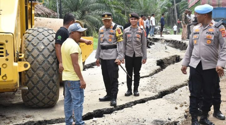 Quick Respon Kapolres Bireuen Bersama Stakeholder terkait Turun Langsung Kelokasi Jalan Longsor