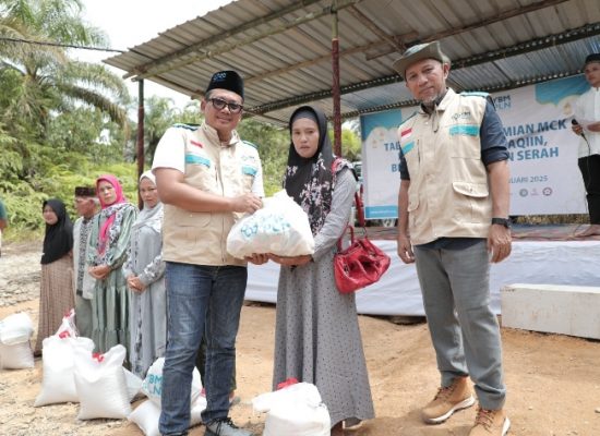 Semangat Berbagi, YBM PLN Bantu Warga Desa Sibagindar bangun MCK dan beri Sembako*