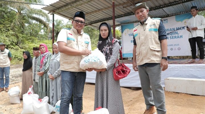 Semangat Berbagi, YBM PLN Bantu Warga Desa Sibagindar bangun MCK dan beri Sembako*
