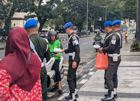 Denpom I/5 Medan dan Persit KCK Anak Ranting 5 Gelar Jumat Berkah, Berbagi Kebahagiaan di Jalan Letjen Suprapto