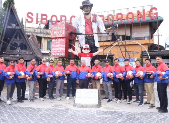 Kurir SATSET JNE Siap Mengantarkan Kebahagiaan dengan Tampilan Baru