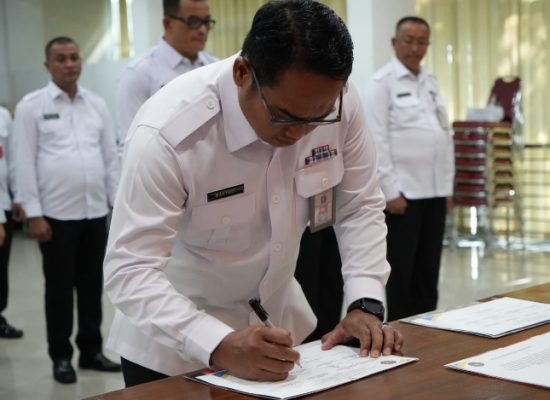 Kalapas Kelas IIB Kualasimpang Hadiri Pencanangan Pakta Integritas dan Penandatanganan  Perjanjian Kinerja