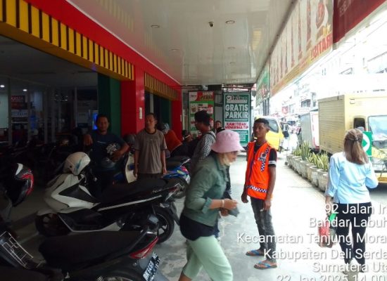 Warga Keluhkan Parkir Di Irian Supermarket Tanjung Morawa ; Gratis Tapi Tetap Dikutip