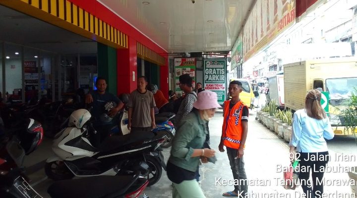 Warga Keluhkan Parkir Di Irian Supermarket Tanjung Morawa ; Gratis Tapi Tetap Dikutip
