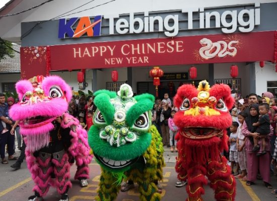 Atraksi Barongsai Hibur Penumpang KA di Stasiun Tebing Tinggi