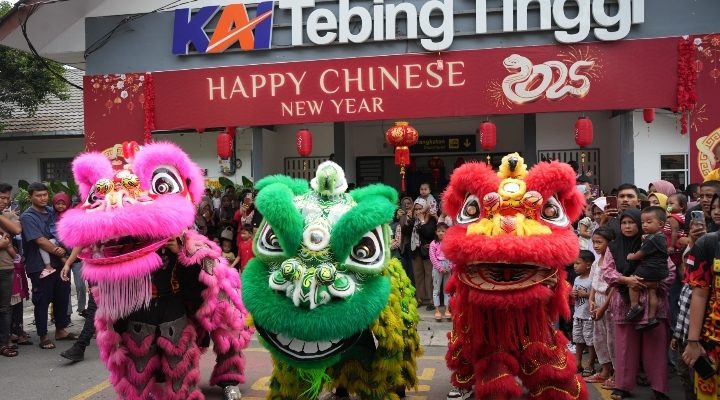 Atraksi Barongsai Hibur Penumpang KA di Stasiun Tebing Tinggi