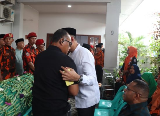 Kapolrestabes Medan Melayat ke Rumah Orang Tua Anggota DPRD Sumut Rahmaddian Shah