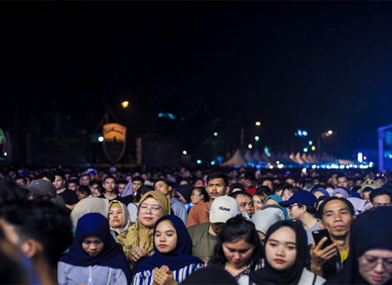 Saksikan Semarak Tahun Baru 2025 dan Pesta Kembang Api, Ribuan Warga Padati Lapangan Benteng Medan