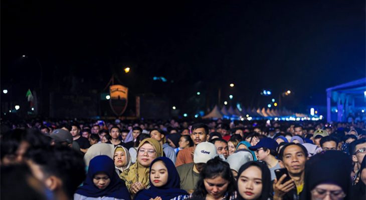 Saksikan Semarak Tahun Baru 2025 dan Pesta Kembang Api, Ribuan Warga Padati Lapangan Benteng Medan