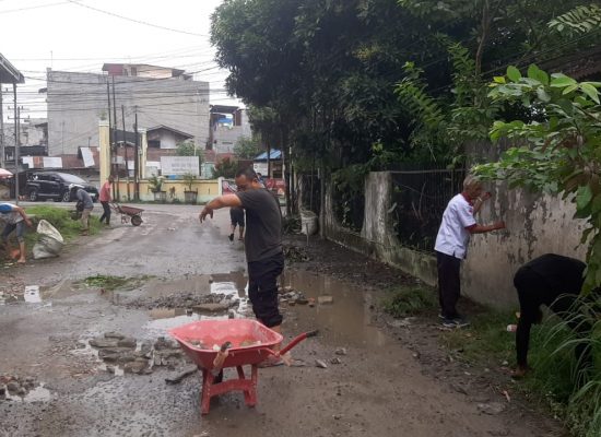 Lembaga Pemberdayaan Masyarakat Titi Kuning Mddan Gelar  Gotong Royong