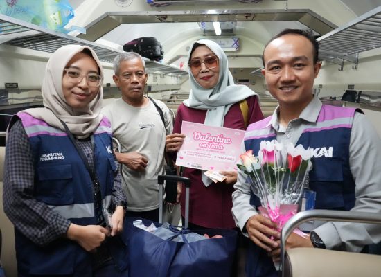 Momen Hari Valentine, KAI Divre I Sumut Beri Kejutan Kepada Pelanggan KA