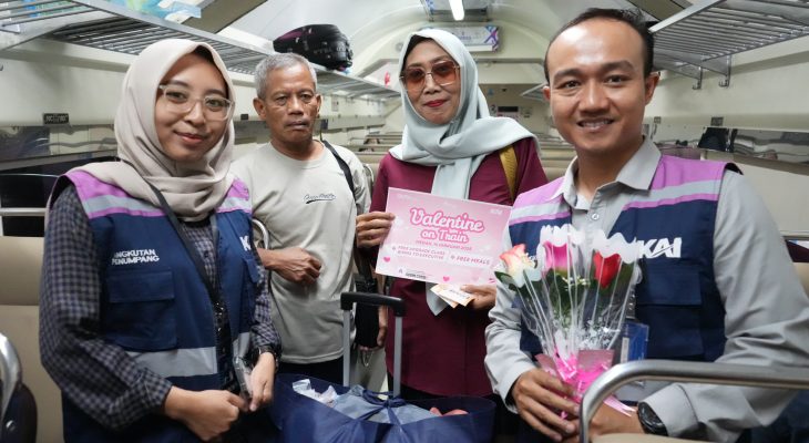 Momen Hari Valentine, KAI Divre I Sumut Beri Kejutan Kepada Pelanggan KA