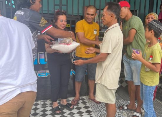 Peduli Sesama, Cafe Bluesky Berbagi 100 Paket Sembako untuk Warga Kurang Mampu