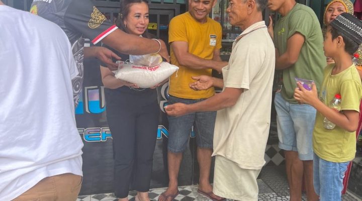 Peduli Sesama, Cafe Bluesky Berbagi 100 Paket Sembako untuk Warga Kurang Mampu