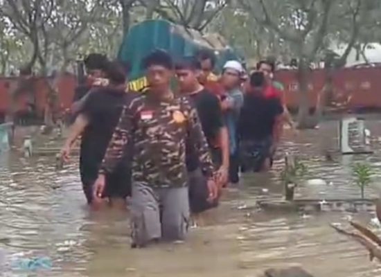 Viral !!! Warga Driyorejo Gresik Makamkan Jenazah di Tengah Banjir