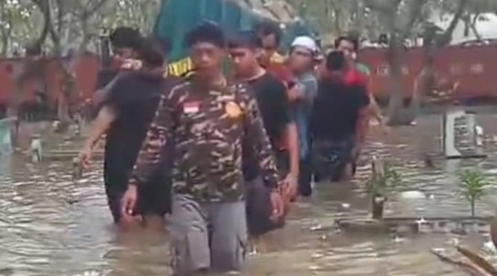 Viral !!! Warga Driyorejo Gresik Makamkan Jenazah di Tengah Banjir