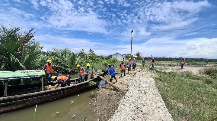 PLN Sumut Perkuat Listrik di Desa Nelayan Sebrang Jelang Ramadan