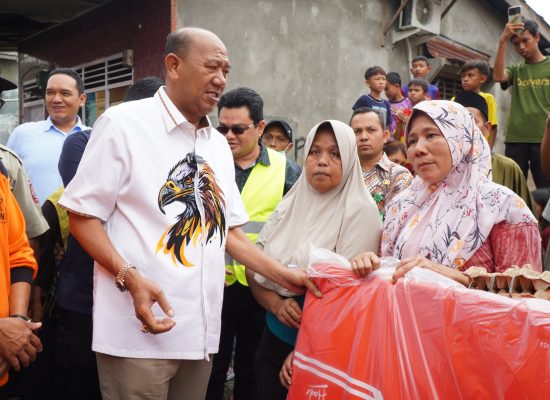 Tunjukan Kepedulian, Bupati Langkat Syah Afandin Serahkan Bantuan dan akan Rehabilitasi Rumah Korban Kebakaran di Berandan