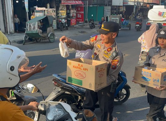 Polsek Medan Tuntungan bagikan makanan berbuka puasa
