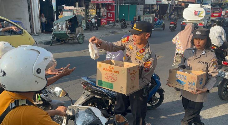 Polsek Medan Tuntungan bagikan makanan berbuka puasa
