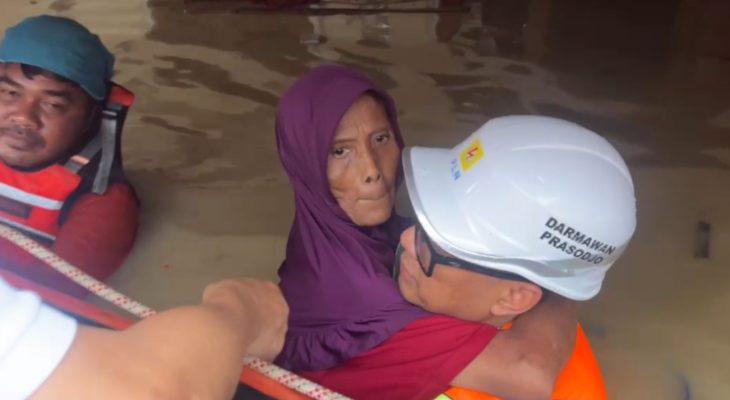 Video Aksi Heroik Darmawan Prasodjo Di Tengah Banjir Bekasi Beredar, Pencitraan Saat Dugaan Korupsi PLN Dikejar?