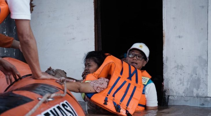 PLN Bantu Evakuasi Korban Banjir Bekasi, Pastikan Kelistrikan Aman