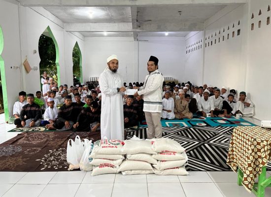 Ramadhan Penuh Berkah, PLN ULP Aek Nabara dan YBM Santuni 75 Anak Panti Asuhan Pondok Pesantren Raudhatul Ulum