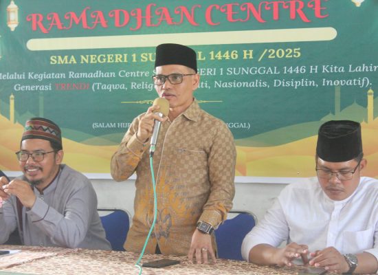 Diakhiri dengan tabuh bedug, Kepala SMAN 1 Sunggal secara resmi membuka Kegiatan Ramadhan Centre