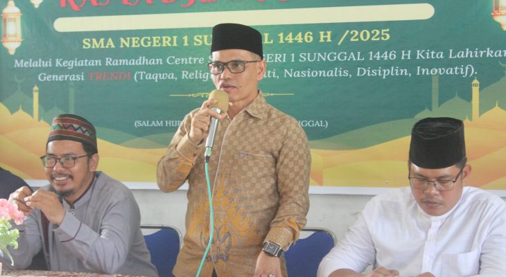 Diakhiri dengan tabuh bedug, Kepala SMAN 1 Sunggal secara resmi membuka Kegiatan Ramadhan Centre