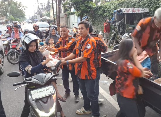 Pemuda Pancasila Ranting Mangga Berbagi Takjil Ke Pengguna Jalan Dan Masjid Nurul Iman