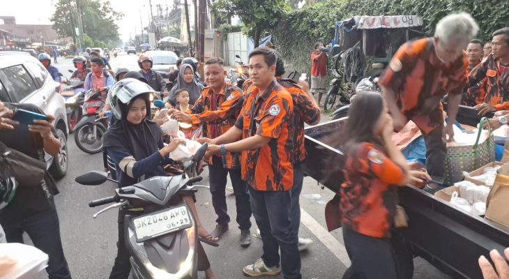Pemuda Pancasila Ranting Mangga Berbagi Takjil Ke Pengguna Jalan Dan Masjid Nurul Iman
