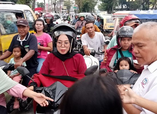 Dipimpin HA Nuar Erde, Wartawan di IMO Sumut Berbagi Berkah Ramadan Kepada Pengguna Jalan