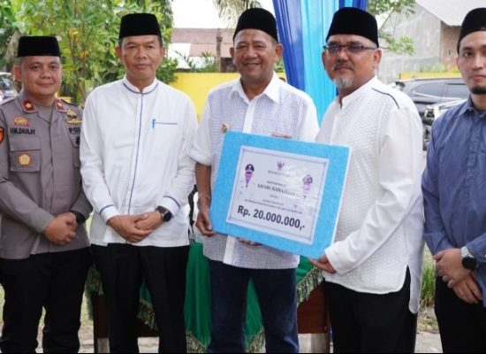 Bupati Langkat Syah Afandin Serahkan Total Bantuan Rp920 Juta untuk 46 Masjid, pada Safari Ramadhan 2025