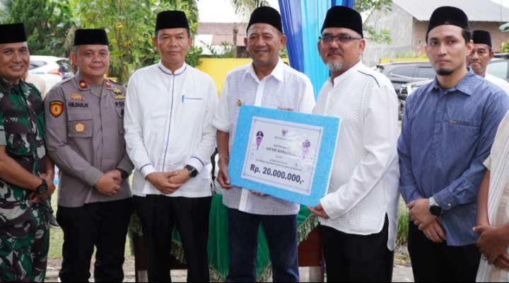 Bupati Langkat Syah Afandin Serahkan Total Bantuan Rp920 Juta untuk 46 Masjid, pada Safari Ramadhan 2025