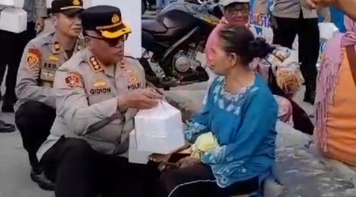 Kapolrestabes Medan dan Kapolsek Medan Tuntungan Turun ke Jalan Bagi-bagi Takjil