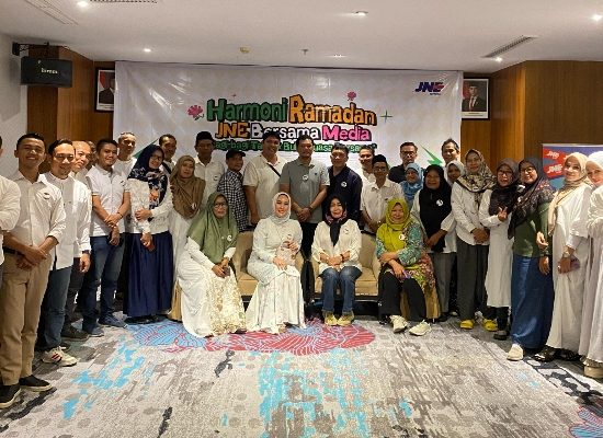 Ramadan Penuh Berkah, Ajak Wartawan JNE Medan Bagikan Takjil dan Buka Bersama Hadirkan Pelaku UMKM