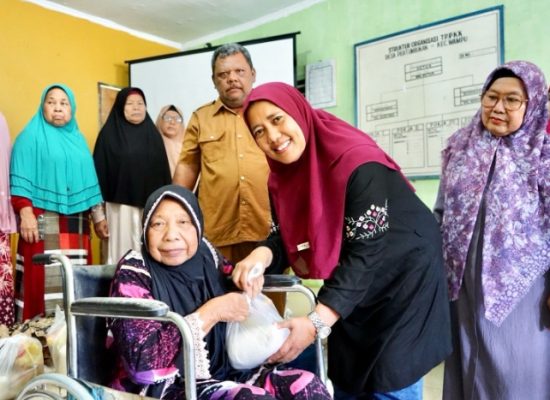 Perkuat Kepedulian di Bulan Ramadhan Ketua TP-PKK Langkat Ny. Hj. Endang Kurniasih Syah Afandin Salurkan 120 Paket Sembako