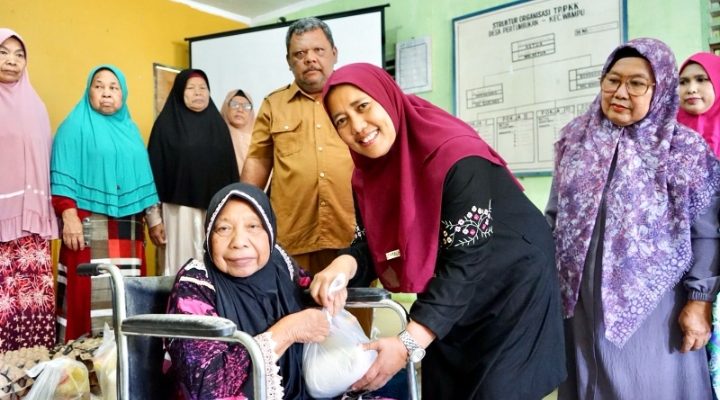 Perkuat Kepedulian di Bulan Ramadhan Ketua TP-PKK Langkat Ny. Hj. Endang Kurniasih Syah Afandin Salurkan 120 Paket Sembako