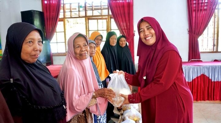 Tunjukkan Kepedulian, Ny. Endang Kurniasih Syah Afandin Salurkan 30 Paket Sembako di 3 Kecamatan