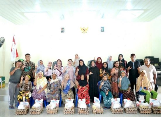 Tuntaskan Safari Ramadan, Ketua TP PKK Langkat Ny. Endang Kurniasih Salurkan 120 Paket Sembako