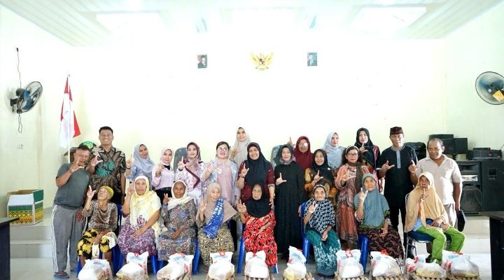 Tuntaskan Safari Ramadan, Ketua TP PKK Langkat Ny. Endang Kurniasih Salurkan 120 Paket Sembako