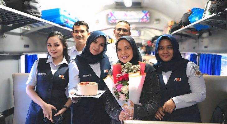 KAI Sumut Rayakan Hari Kartini dengan Sapa Pelanggan, Bagi-bagi Suvenir, dan Kejutan Ulang Tahun di Stasiun Medan