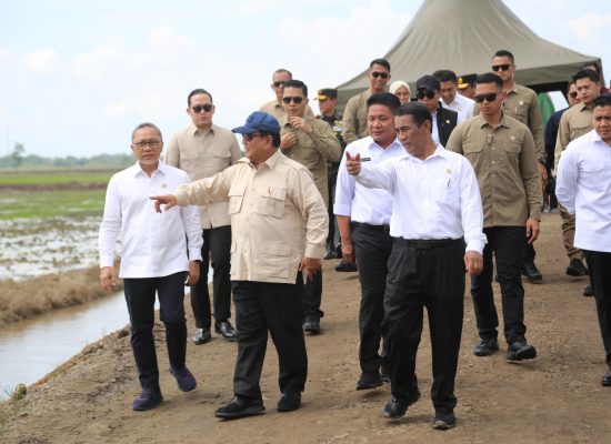 Presiden Prabowo Bersama Mentan Amran Pimpin Kegiatan Tanam Padi  Serentak di 14 Provinsi