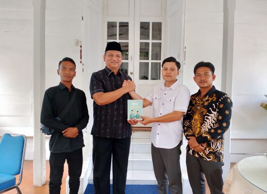 Aliansi Pemuda Peduli Aceh Tamiang (APPAT) menyerahkan Buku Putih kepada Bupati Aceh Tamiang
