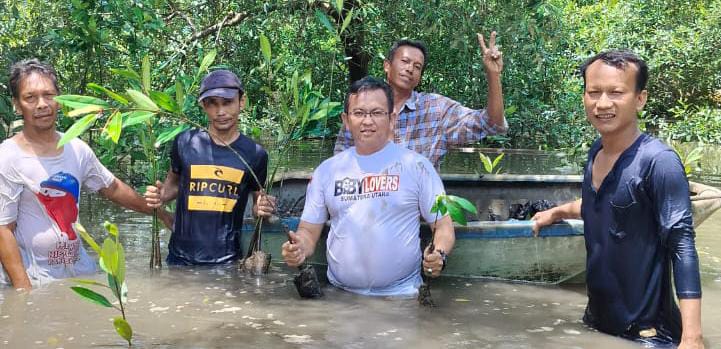 Boby Lovers Sumut Tanam Magrove Dalam Peringati Hari Bumi Internasional