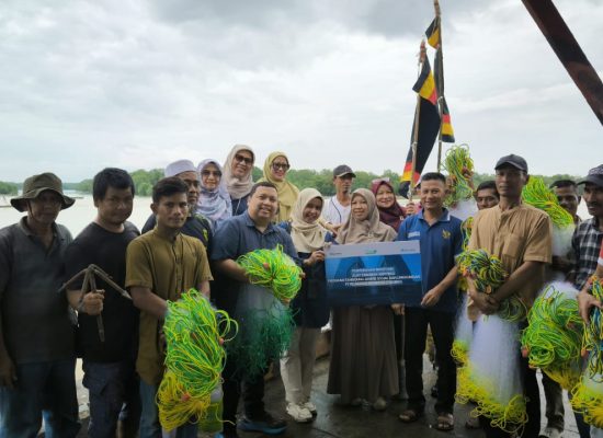 Wujud Kepedulian Sosial, Pelindo Regional 1 Salurkan Bantuan Alat Tangkap Kepiting di Bagan Deli