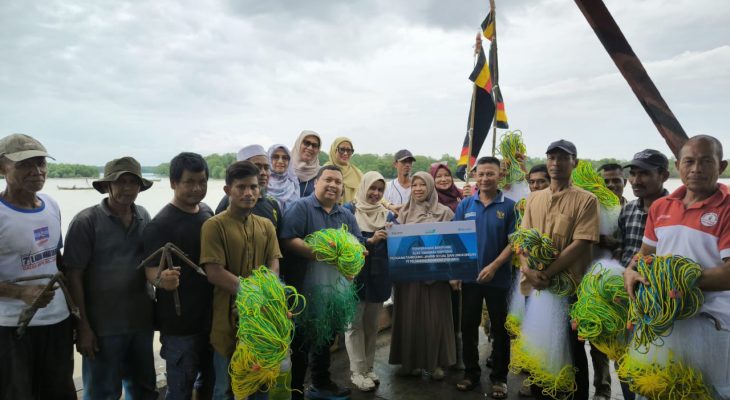 Wujud Kepedulian Sosial, Pelindo Regional 1 Salurkan Bantuan Alat Tangkap Kepiting di Bagan Deli