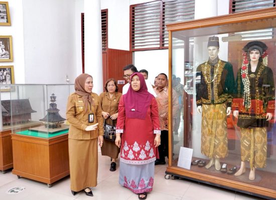 Ketua TP PKK Langkat Ny Endang Kurniasih Serahkan Beasiswa, Dorong Generasi Seni Berprestasi