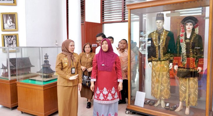 Ketua TP PKK Langkat Ny Endang Kurniasih Serahkan Beasiswa, Dorong Generasi Seni Berprestasi