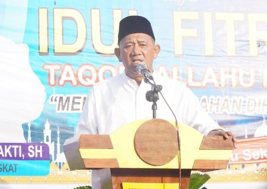Bupati Langkat Syah Afandin Sholat Idul Fitri Bersama Ratusan Umat di Alun-Alun Stabat